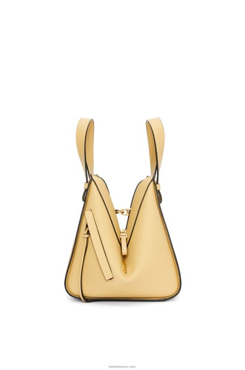 mantequilla oscura bolso hamaca compacto de suave piel de becerro graneada Loewe R8J8Z405 mujer