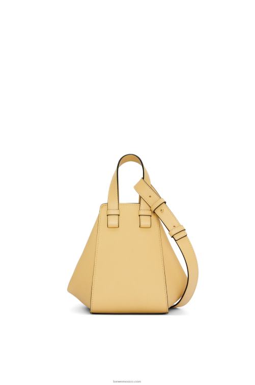mantequilla oscura bolso hamaca compacto de suave piel de becerro graneada Loewe R8J8Z405 mujer