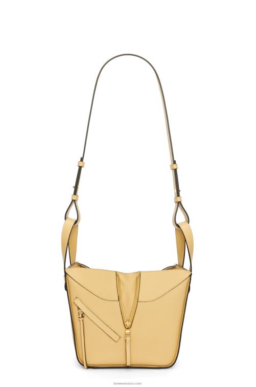 mantequilla oscura bolso hamaca compacto de suave piel de becerro graneada Loewe R8J8Z405 mujer