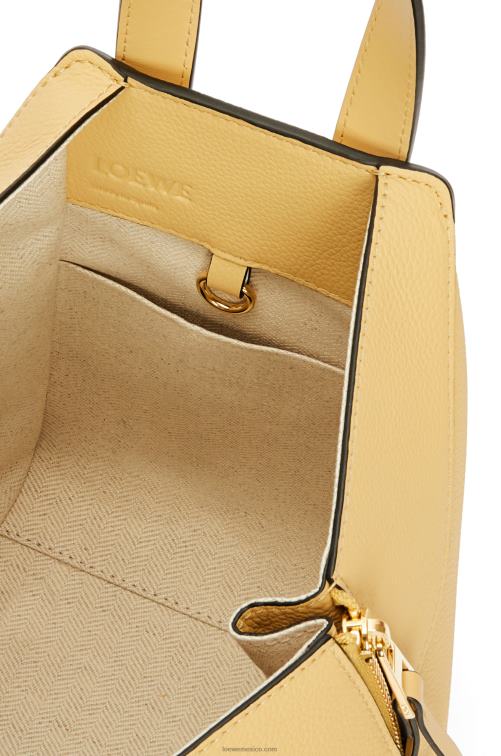 mantequilla oscura bolso hamaca compacto de suave piel de becerro graneada Loewe R8J8Z405 mujer