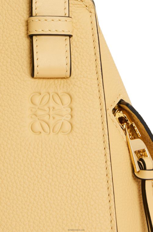 mantequilla oscura bolso hamaca compacto de suave piel de becerro graneada Loewe R8J8Z405 mujer