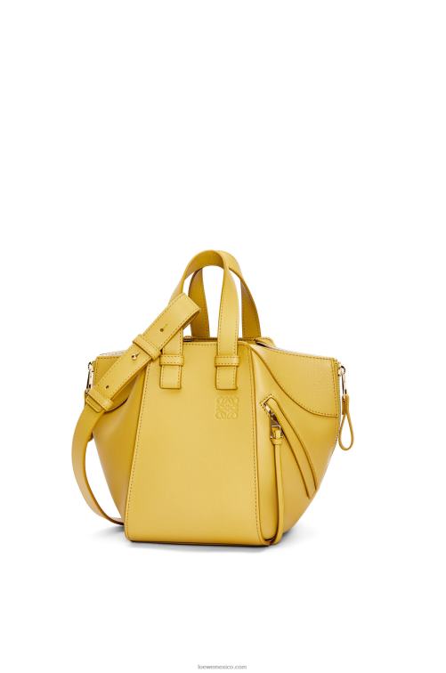 ocre brillante bolso compacto hamaca en piel de becerro clásica Loewe R8J8Z373 mujer