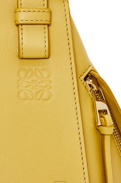 ocre brillante bolso compacto hamaca en piel de becerro clásica Loewe R8J8Z373 mujer