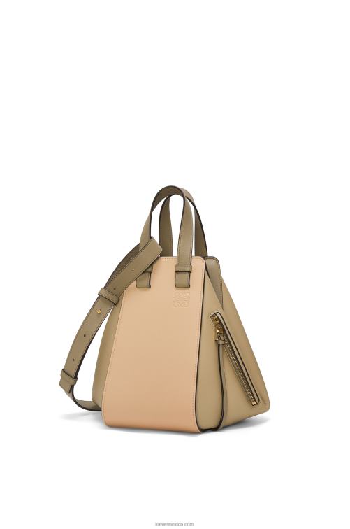 verde arcilla/beige empolvado bolso hamaca pequeño de piel de becerro clásica Loewe R8J8Z440 mujer