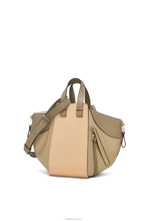 verde arcilla/beige empolvado bolso hamaca pequeño de piel de becerro clásica Loewe R8J8Z440 mujer