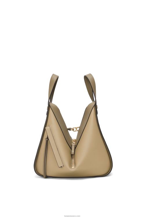 verde arcilla/beige empolvado bolso hamaca pequeño de piel de becerro clásica Loewe R8J8Z440 mujer