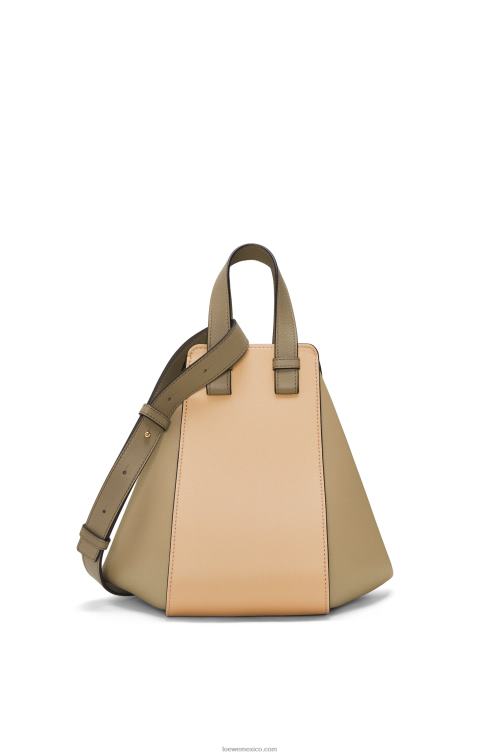 verde arcilla/beige empolvado bolso hamaca pequeño de piel de becerro clásica Loewe R8J8Z440 mujer