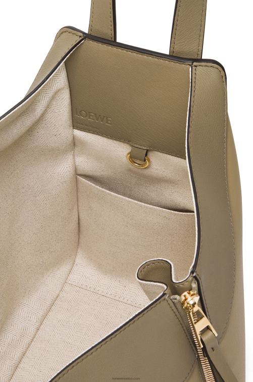 verde arcilla/beige empolvado bolso hamaca pequeño de piel de becerro clásica Loewe R8J8Z440 mujer
