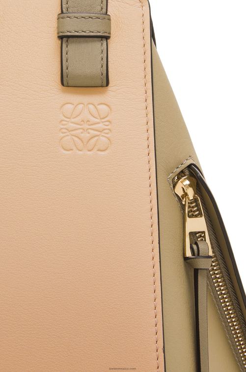 verde arcilla/beige empolvado bolso hamaca pequeño de piel de becerro clásica Loewe R8J8Z440 mujer