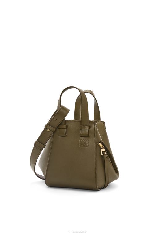 verde caqui oscuro bolso compacto hamaca en piel de becerro clásica Loewe R8J8Z372 mujer