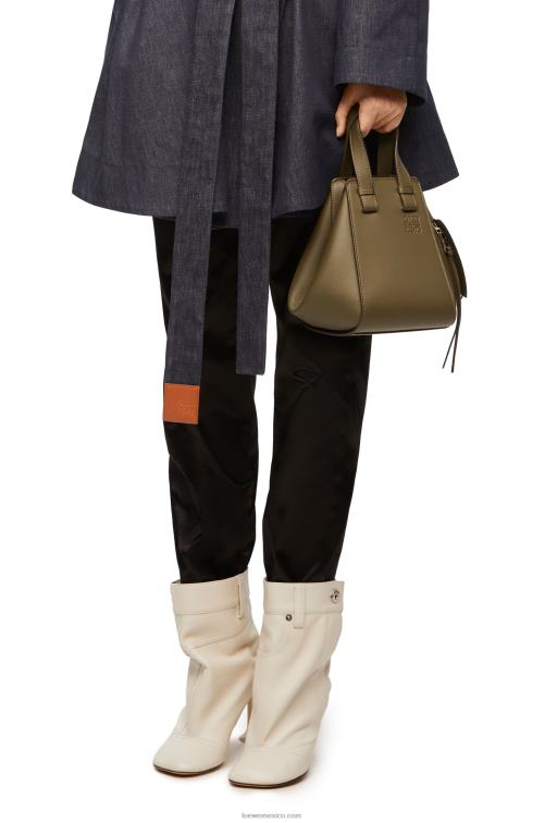 verde caqui oscuro bolso compacto hamaca en piel de becerro clásica Loewe R8J8Z372 mujer