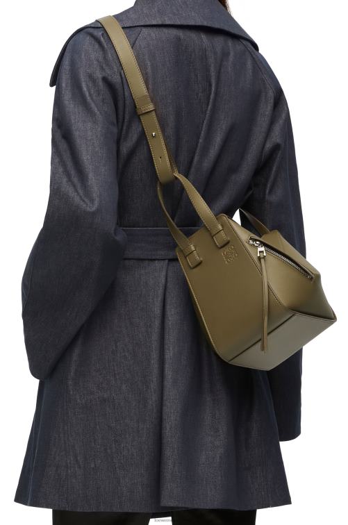 verde caqui oscuro bolso compacto hamaca en piel de becerro clásica Loewe R8J8Z372 mujer