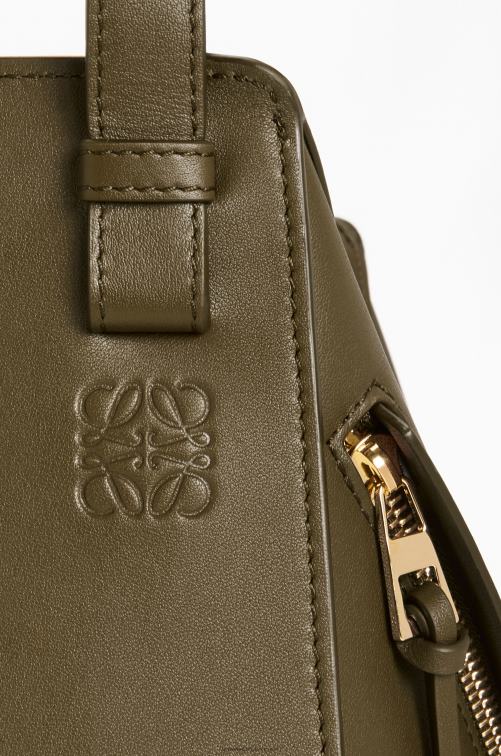 verde caqui oscuro bolso compacto hamaca en piel de becerro clásica Loewe R8J8Z372 mujer