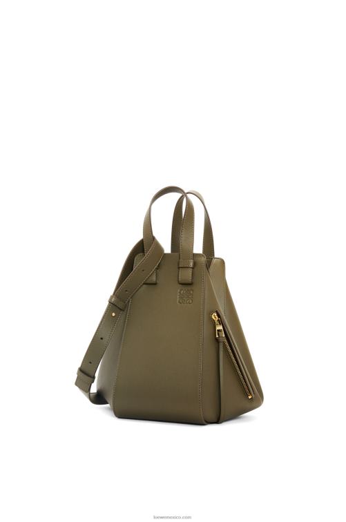 verde caqui oscuro bolso hamaca pequeño de piel de becerro clásica Loewe R8J8Z371 mujer
