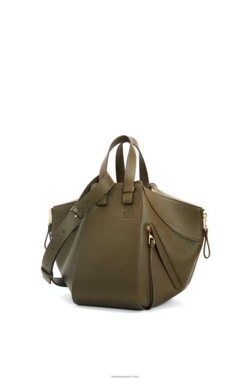 verde caqui oscuro bolso hamaca pequeño de piel de becerro clásica Loewe R8J8Z371 mujer