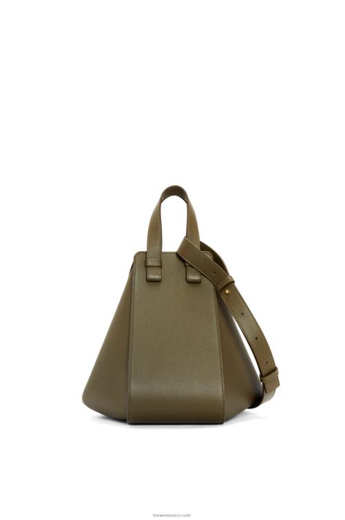 verde caqui oscuro bolso hamaca pequeño de piel de becerro clásica Loewe R8J8Z371 mujer