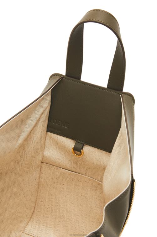 verde caqui oscuro bolso hamaca pequeño de piel de becerro clásica Loewe R8J8Z371 mujer