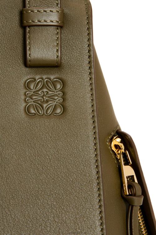 verde caqui oscuro bolso hamaca pequeño de piel de becerro clásica Loewe R8J8Z371 mujer