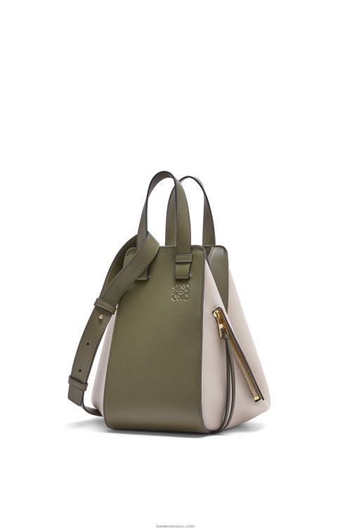 verde otoño/avena claro bolso hamaca pequeño de piel de becerro clásica Loewe R8J8Z525 mujer