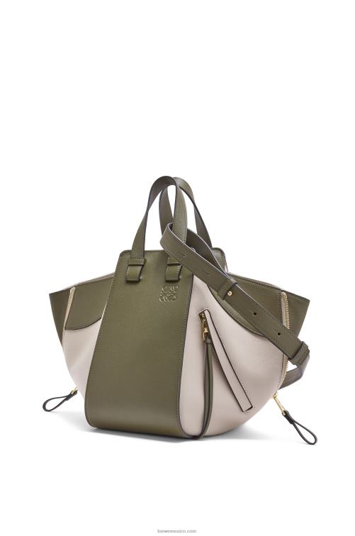 verde otoño/avena claro bolso hamaca pequeño de piel de becerro clásica Loewe R8J8Z525 mujer