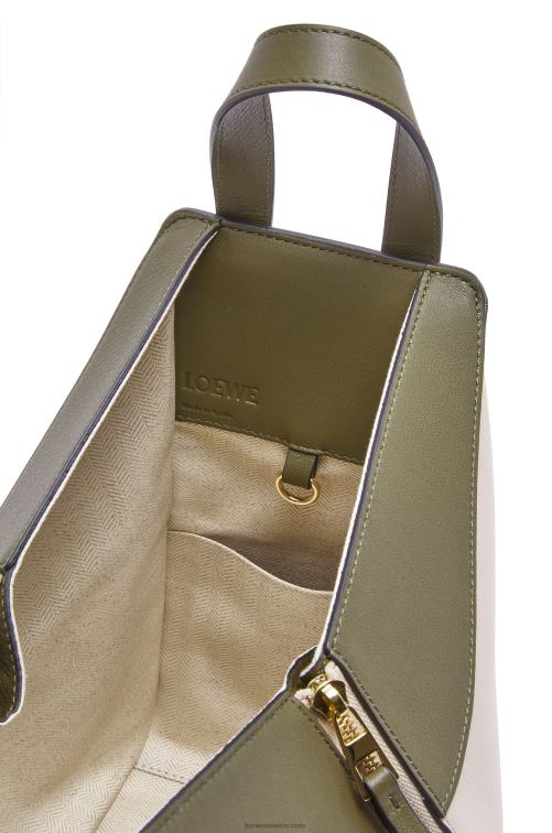 verde otoño/avena claro bolso hamaca pequeño de piel de becerro clásica Loewe R8J8Z525 mujer