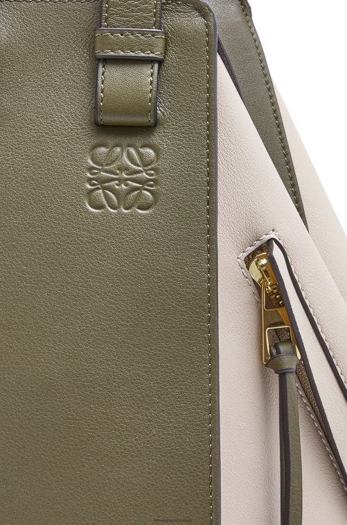 verde otoño/avena claro bolso hamaca pequeño de piel de becerro clásica Loewe R8J8Z525 mujer