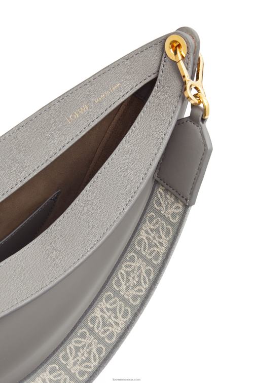 Perla gris bolso luna de piel de becerro satinada y jacquard Loewe R8J8Z533 mujer