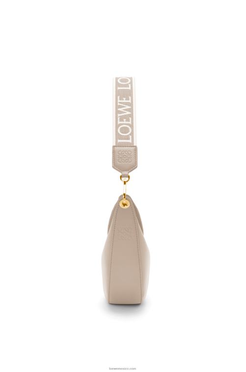avena ligera Bolso luna pequeño de piel de becerro satinada y jacquard Loewe R8J8Z475 mujer