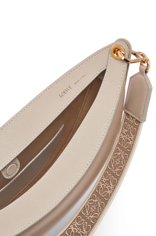 avena ligera bolso luna de piel de becerro satinada y jacquard Loewe R8J8Z522 mujer