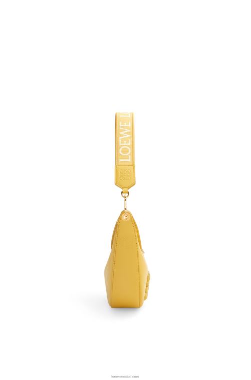 glaseado amarillo pálido luna pequeña de piel de becerro satinada Loewe R8J8Z454 mujer