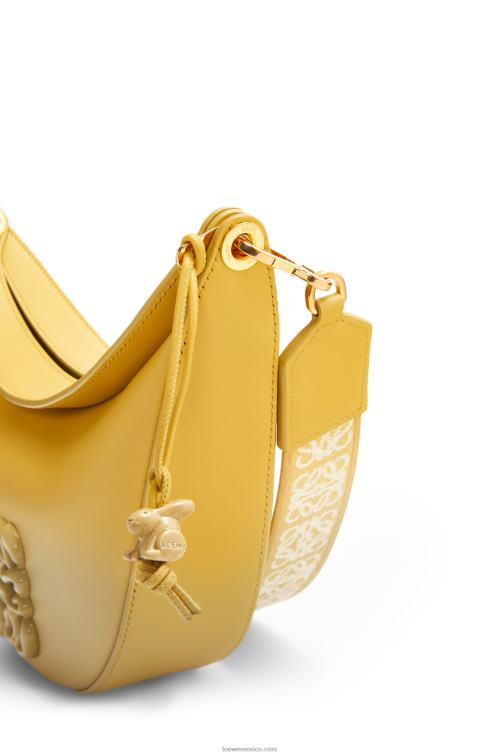 glaseado amarillo pálido luna pequeña de piel de becerro satinada Loewe R8J8Z454 mujer