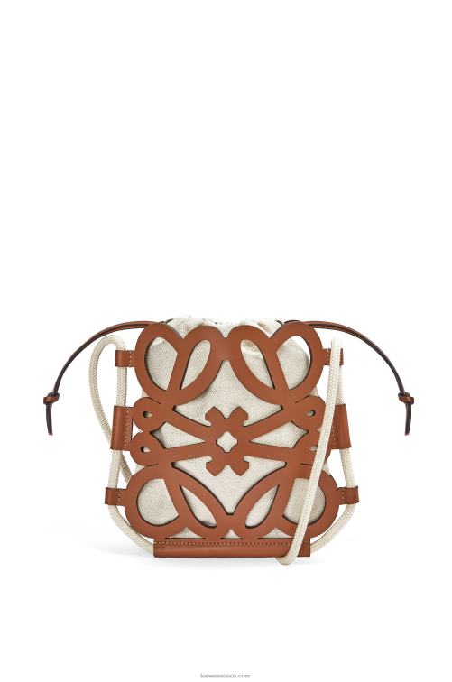 bronceado/crudo bandolera con anagrama recortado en piel de becerro clásica y lona Loewe R8J8Z327 mujer