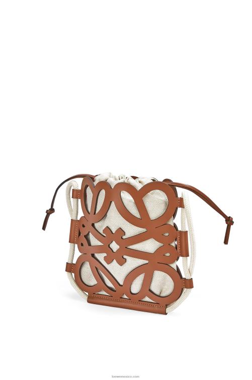 bronceado/crudo bandolera con anagrama recortado en piel de becerro clásica y lona Loewe R8J8Z327 mujer