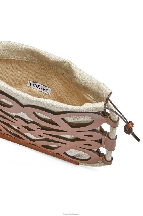 bronceado/crudo bandolera con anagrama recortado en piel de becerro clásica y lona Loewe R8J8Z327 mujer