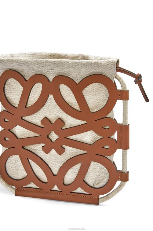 bronceado/crudo bandolera con anagrama recortado en piel de becerro clásica y lona Loewe R8J8Z327 mujer