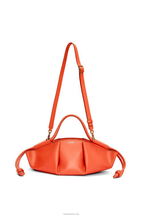 amanecer naranja bolso paseo pequeño de piel de becerro napa brillante Loewe R8J8Z349 mujer