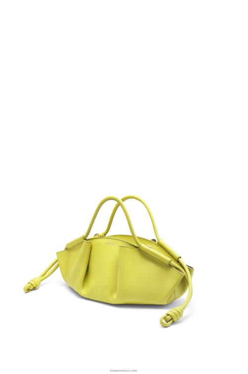 amarillo lima bolso paseo pequeño de piel de becerro napa brillante Loewe R8J8Z419 mujer