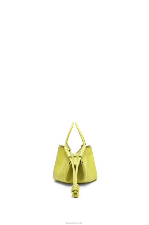 amarillo lima bolso paseo pequeño de piel de becerro napa brillante Loewe R8J8Z419 mujer