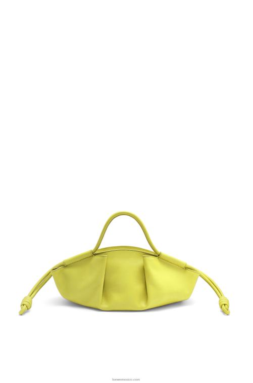 amarillo lima bolso paseo pequeño de piel de becerro napa brillante Loewe R8J8Z419 mujer