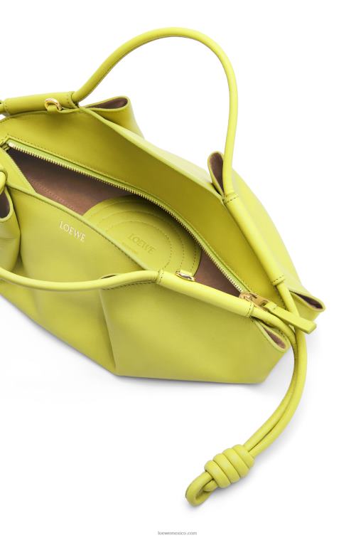 amarillo lima bolso paseo pequeño de piel de becerro napa brillante Loewe R8J8Z419 mujer