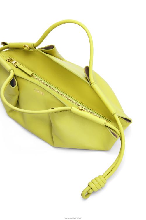 amarillo lima bolso paseo pequeño de piel de becerro napa brillante Loewe R8J8Z419 mujer
