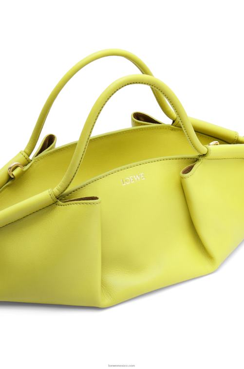 amarillo lima bolso paseo pequeño de piel de becerro napa brillante Loewe R8J8Z419 mujer