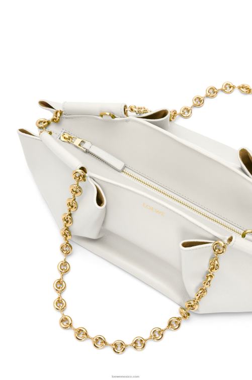 blanco suave bolso paseo pequeño de piel de becerro napa brillante con cadena Loewe R8J8Z404 mujer