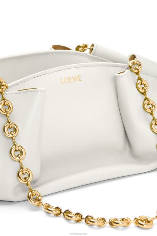 blanco suave bolso paseo pequeño de piel de becerro napa brillante con cadena Loewe R8J8Z404 mujer