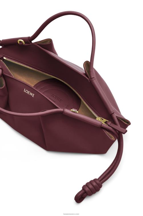 borgoña bolso paseo pequeño de piel de becerro napa brillante Loewe R8J8Z414 mujer