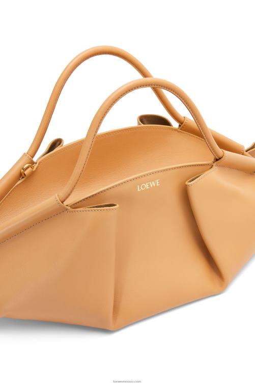 cálido desierto Bolso paseo de piel de becerro napa brillante Loewe R8J8Z417 mujer