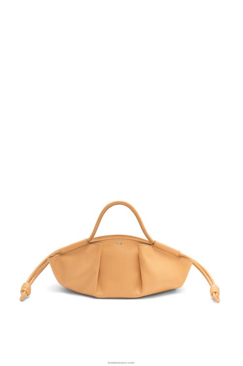 cálido desierto bolso paseo pequeño de piel de becerro napa brillante Loewe R8J8Z418 mujer