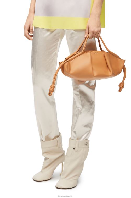 cálido desierto bolso paseo pequeño de piel de becerro napa brillante Loewe R8J8Z418 mujer