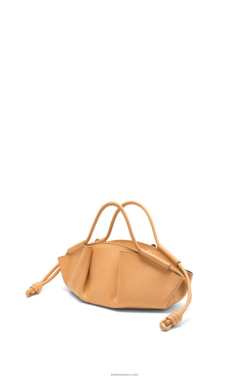cálido desierto bolso paseo pequeño de piel de becerro napa brillante Loewe R8J8Z418 mujer