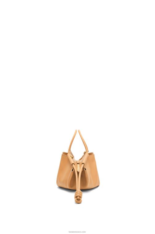 cálido desierto bolso paseo pequeño de piel de becerro napa brillante Loewe R8J8Z418 mujer